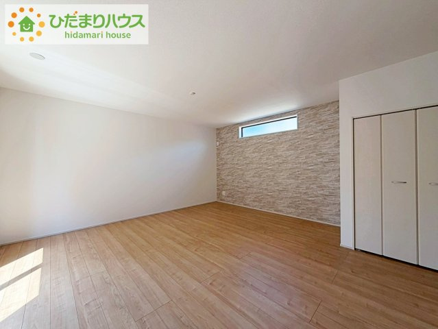 大きな窓から差し込む光でいっぱいのリビング　休日もつい家にいる時間が長くなりそうです。