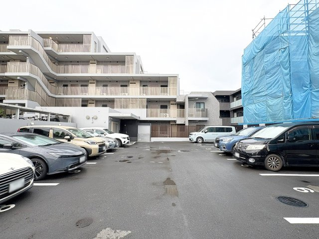 スーパー徒歩2分、コンビニ徒歩4分の近さですので毎日のお買い物も快適。