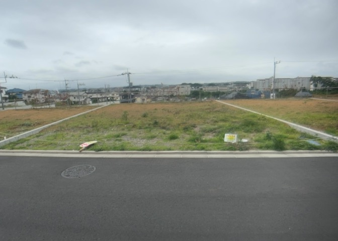 土地の形が極端に長細かったり、狭小地、あるいは道路との高低差がある傾斜地だった場合、後々売ろうとしても買い手がつかない場合もあります。後々、売却することになった時に価値の下がらない土地を選びましょう。