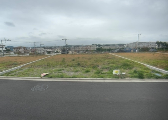 土地の面積＝住宅面積ではありません。建ぺい率の問題などで、土地のある場所によって住宅を建てられる面積は限られています。高さもしかり、「土地」という言葉の中には、建築条件も含まれると考えておきましょう。
