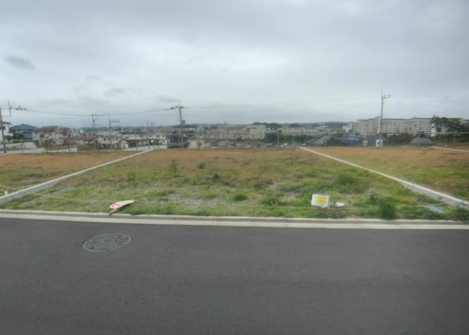 家を建てる場合、方位は要チェックです。現実的に日当たりのよい家ならばリビングは南側、建築基準法でも北側に当たる家への配慮は求められています。土地を見学に行く際は、方位磁針を持って行くようにしましょう。