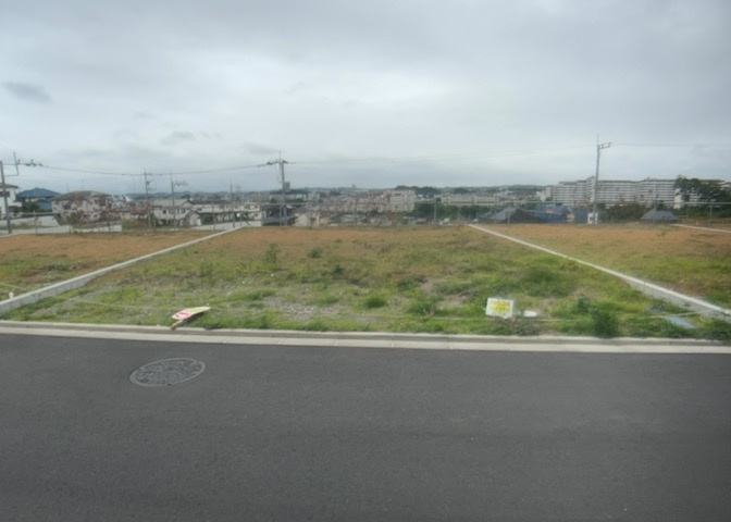 土地を買う際、住む地域の自治体や福祉の補助制度にも注目してみましょう。子供や老人の医療補助やゴミ出しのルールなど、自治体によってルールに大きな違いがあるため、暮らしやすい土地で判断するとよいでしょう。