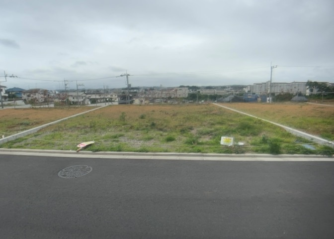 土地の前の道路に消火栓が設置されていることがあります。この場合、道路交通法第45条第1項により、駐車禁止の場所が指定されています。そのため、車庫などの駐車スペースをつくることができない場合があります。