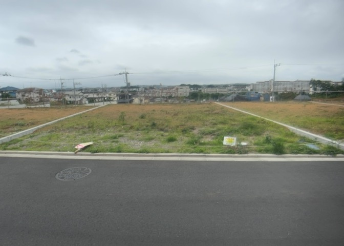 現地に行くなら、物件の周囲の地形がどうなっているかを見ることも大切です。周辺より低くなっている土地では、大雨などで水が集まりやすいため、地盤が弱くなっているということも考えられるため、注意が必要です。