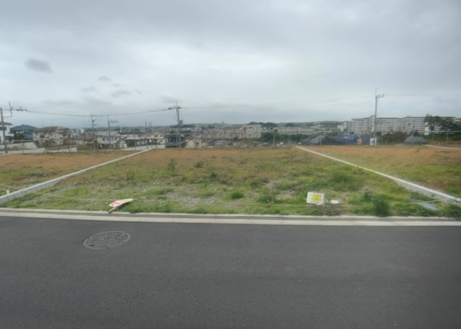 土地購入を検討されている場合、境界杭がない状態で購入してしまうと境界確定測量をする必要があり、費用がかかります。購入の前に、売主、隣土地所有者立ち合いのもと境界を確定し境界杭を設置するのがベストです。