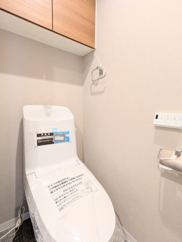 ～吊戸棚付きのトイレ写真～