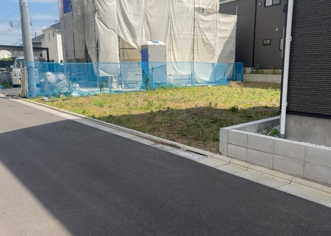 土地の形が極端に長細かったり、狭小地、あるいは道路との高低差がある傾斜地だった場合、後々売ろうとしても買い手がつかない場合もあります。後々、売却することになった時に価値の下がらない土地を選びましょう。