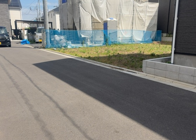 土地の面積＝住宅面積ではありません。建ぺい率の問題などで、土地のある場所によって住宅を建てられる面積は限られています。高さもしかり、「土地」という言葉の中には、建築条件も含まれると考えておきましょう。