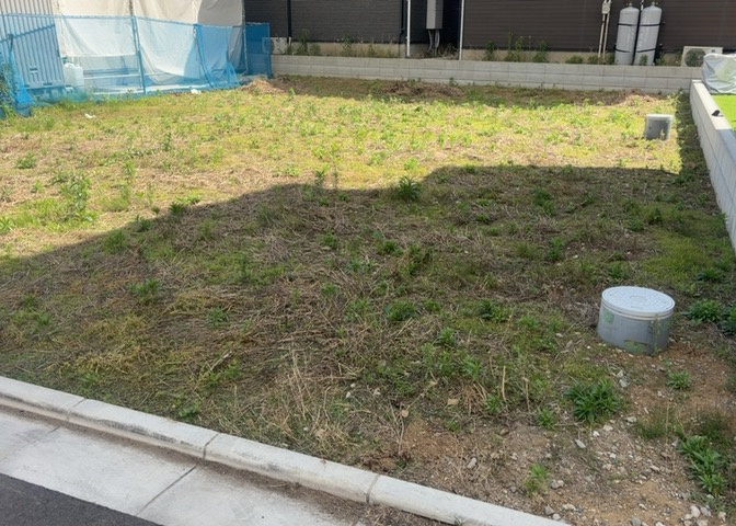 家を建てる場合、方位は要チェックです。現実的に日当たりのよい家ならばリビングは南側、建築基準法でも北側に当たる家への配慮は求められています。土地を見学に行く際は、方位磁針を持って行くようにしましょう。
