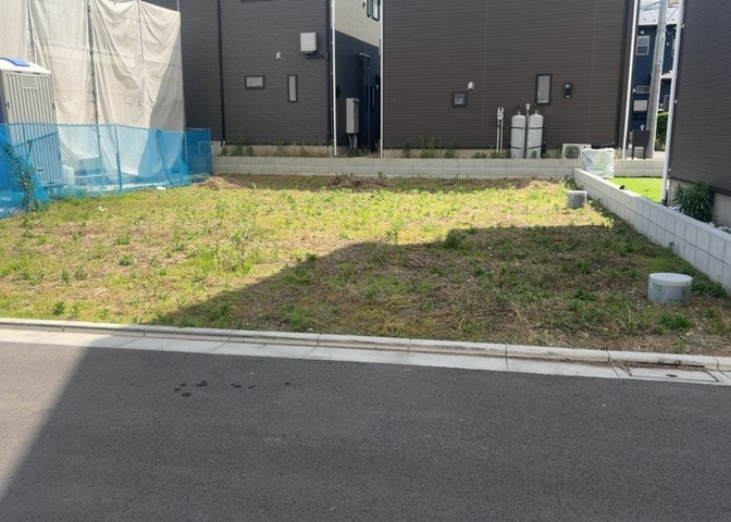 土地の前の道路に消火栓が設置されていることがあります。この場合、道路交通法第45条第1項により、駐車禁止の場所が指定されています。そのため、車庫などの駐車スペースをつくることができない場合があります。