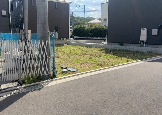 現地に行くなら、物件の周囲の地形がどうなっているかを見ることも大切です。周辺より低くなっている土地では、大雨などで水が集まりやすいため、地盤が弱くなっているということも考えられるため、注意が必要です。