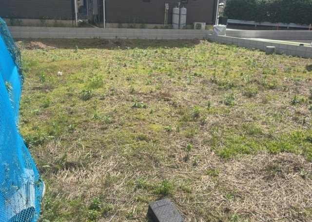 土地購入を検討されている場合、境界杭がない状態で購入してしまうと境界確定測量をする必要があり、費用がかかります。購入の前に、売主、隣土地所有者立ち合いのもと境界を確定し境界杭を設置するのがベストです。