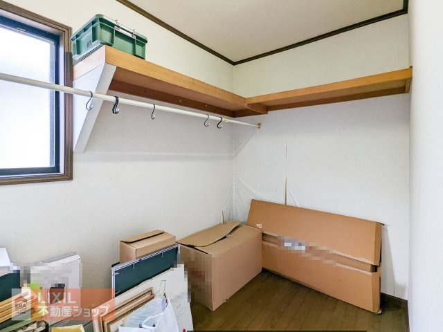 お子様との思い出もたっぷりしまえる3.5帖の納戸。衣類だけでなく、鞄などの小物からスーツケースやレジャー用品などの大きな物までたっぷり収納出来ます。