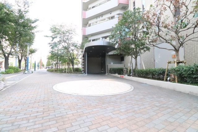 【周辺】マンションの周りの歩道もきれいに整備されています！ゆとりがあって開放的☆