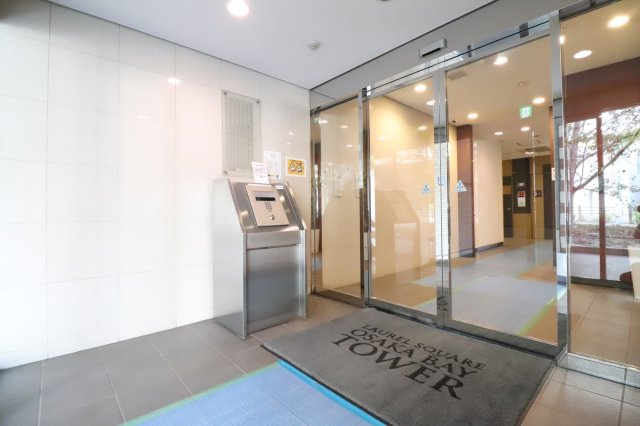 【1階風除室】シティホテルの入口のような、都会的な雰囲気です！ドアをくぐればエレベーターホールです！