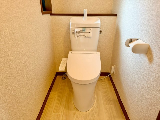 清潔な空間を保ちたいトイレはホワイトで統一しています。1F・2Fにあるので朝の忙しい時間帯も安心です。　
