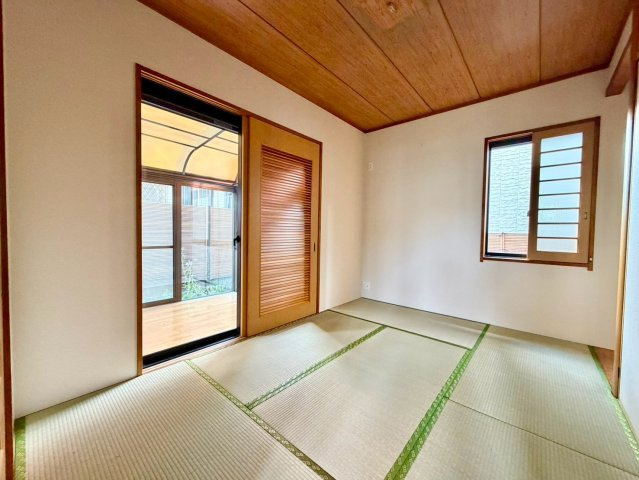 リビング隣には、ホッとできる和室を設けました。お子様のお昼寝スペースや書斎としてなど、いろいろとお使い頂けます！　