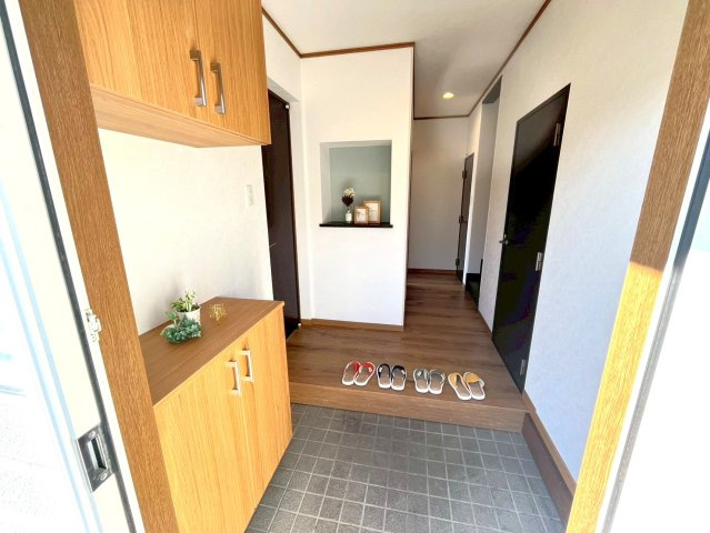 玄関を入ると白と木目のオシャレな空間♪