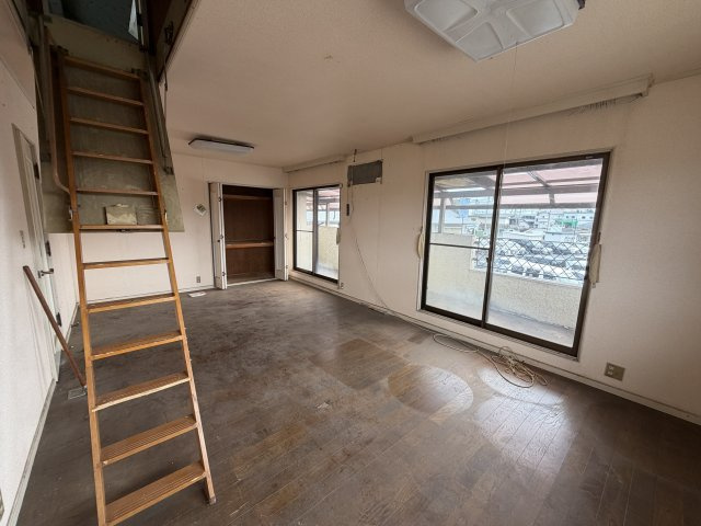 窓が多く明るい14帖。屋根裏付で寝室や趣味に最適。