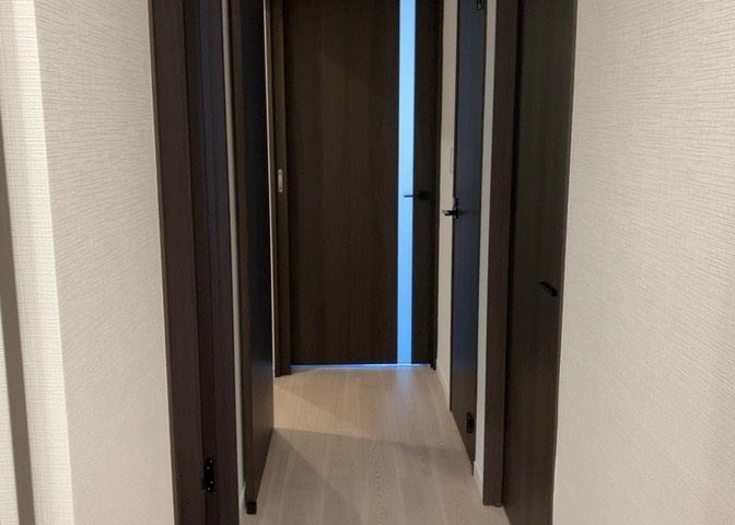 内装はとにかくおしゃれなものがいい！と選ぶ前に、まず住んだ後のことを想像してみましょう。住んでみたらコンセントの位置が悪くて使いにくいなど出てきます。事前にどの家電をどこに置くか想定しておきましょう。