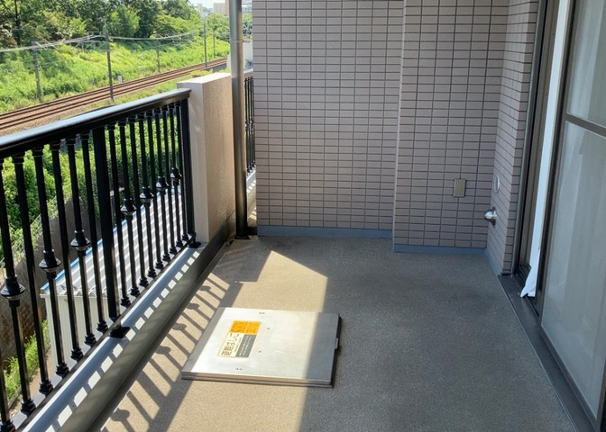 バルコニーは、室外の専用スペースのうち、「屋根がなく開放された空間」であるものを指します。ベランダより広いタイプのものが多く、日当たりもよいため家庭菜園などを楽しみたい人にとって適した環境となります。