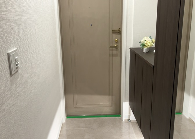 玄関は家の顔でもあり、家族以外の目にも止まる場所です。玄関は外との間を仕切る扉、靴などをしまっておく収納スペース、靴脱ぎのたたきスペース、来客とのやり取りをするドアホンなど複数のアイテムからなります。