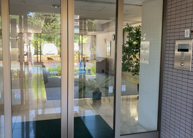 マンションのエントランスには、もともと風よけや防犯の役割がありますが、マンションによって宅配ボックスなどの設備が備わっている所もあります。日々の生活をイメージしながら生活しやすさをチェックしましょう。