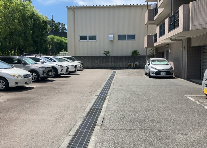車一台あたりに必要なスペースは、標準サイズの普通自動車で横幅2m50cm、長さ5mは必要になります。ただし、乗降のことも考慮して横幅3m30cm、長さ5m50cmほどは確保できるところを選びましょう。