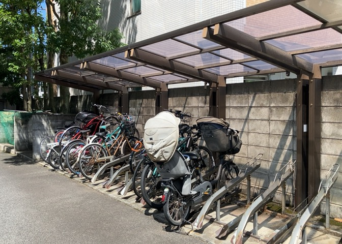 マンションの駐輪場は、事前に空きがあるか確認を取ると安心です。せっかく入居したのに駐輪スペースがない！なんてことになったら大変ですよね。そこで、内見時や購入前にはまず事前に確認しておくと良いでしょう。
