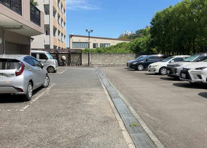 駐車場と明記されていても、最小スペースでつくられた駐車場だと大型車は駐車できなかったり、出入りしにくくなったりする可能性があります。お車のサイズと購入したい物件の駐車場のサイズを現地で確認しましょう。
