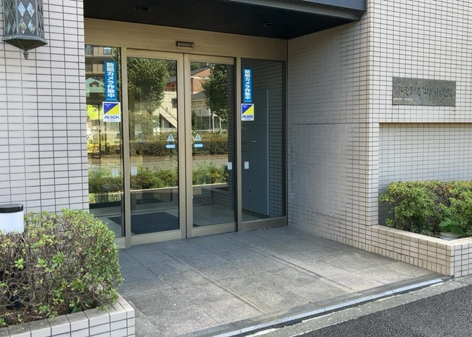 物件によっては、入居者が個人的に使用できる専用庭がついているものもあります。また、住宅の中にある土間の部分を庭と呼ぶこともあります。庭の用途は住む人によって変わり、それによってデザインもさまざまです。