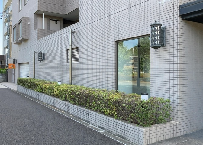 中庭（パティオ）とは、一つの建築物の内部に設けられた、壁などで囲われている庭のことを指します。コの字型、ロの字型が主流ですが、L字型の中庭もあります。最近では、インテリア性の高さからも人気があります。