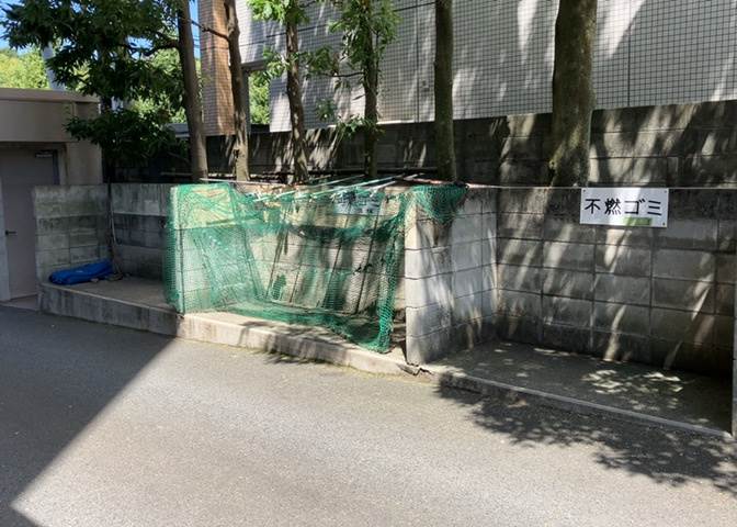共有部分は、住民なら誰もが使える設備のこと。例えば駐車場やエレベーター、インターネット設備、セキュリティ設備などがあります。他にも、マンションの廊下・外部階段やエントランス・ゴミ置き場などがあります。