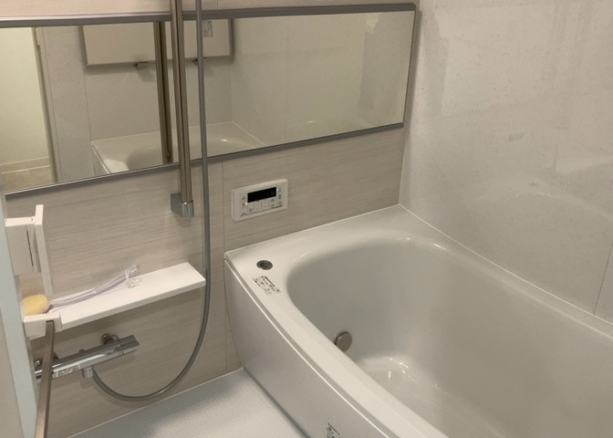 入浴時の快適さも大事なことですが、綺麗な状態を維持できなければ気持ちよく入浴できません。毎日の掃除が楽という点は大事なポイントになります！カビが生えにくく掃除がしやすい、壁や浴槽を選ぶといいでしょう。