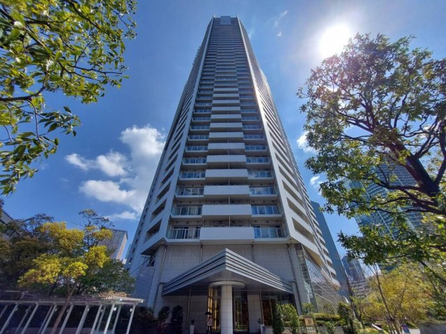 「キャピタルマークタワー」は山手線田町駅に近接しており、地上47階、地下1階建てのタワーマンションです。総戸数869戸の大規模マンションでオートロックや宅配ロッカーなどのセキュリティ設備が整っています