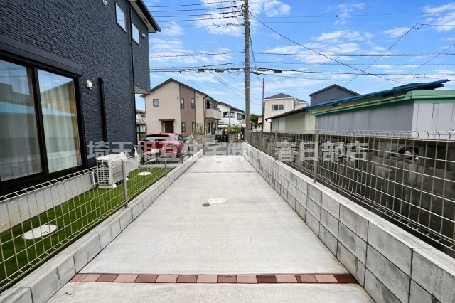 駐車2台可(車種による)！　前面道路8．3ｍで駐車も楽々です！