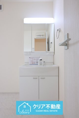 3面ミラーの後ろは収納スペースを完備。生活感のあるものは隠して、スッキリシンプルな洗面台に！