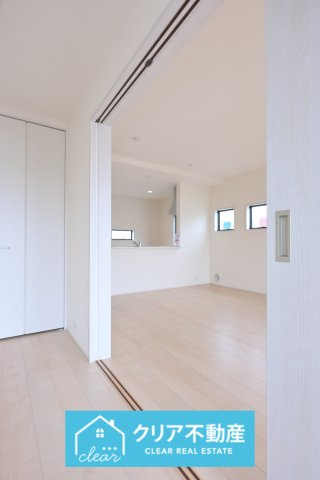 スライドドアを開けると開放的な空間。閉めることでプライベート空間にも！