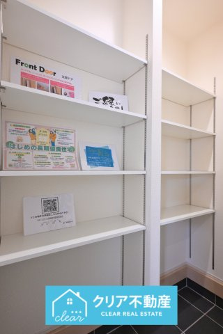 稼働棚付きのシューズインクロークは背の高いブーツもしっかり収納できます！