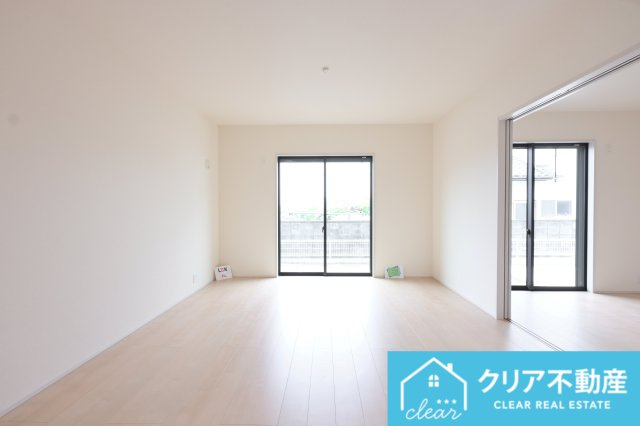 日当たりがよく広いリビングは家族が自然と集まる居心地の良い空間です♪