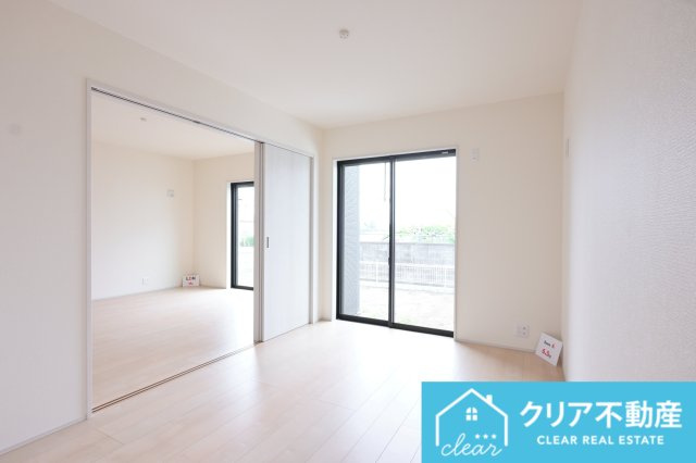 続き間の洋室は扉を開け放つとリビングの延長として広々使えます！