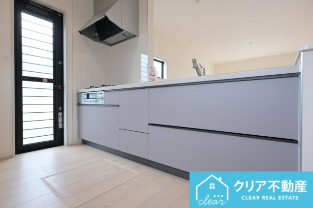 ワイドカウンターのキッチンは並んで料理ができます。