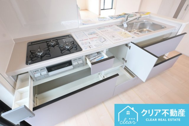 スライド収納付きシステムキッチン。パスタ鍋や圧力鍋の出し入れもスムーズ！