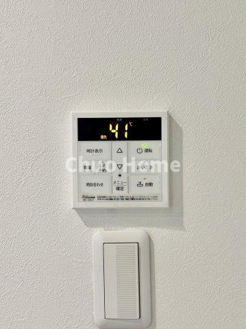 【給湯リモコン】外での一日を忘れさせてくれるオートバス機能でお好みの湯量・温度に調整された浴槽。
