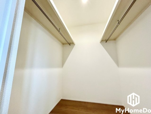 両側に配された大容量ハンガーパイプ：左右両壁面にハンガーパイプと棚が設置されており、洋服を種類別や季節別に分けてたっぷりと掛けられます。