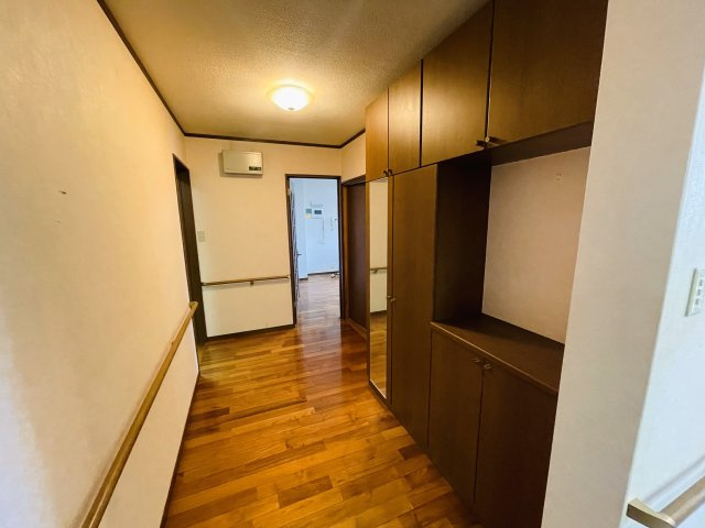 広めの廊下は手すり付で安心です♪