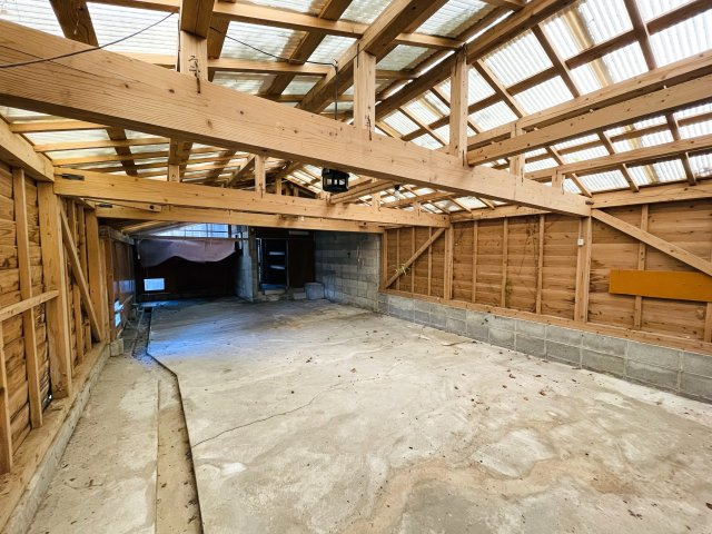 物置小屋あり。ゴルフやキャンプ道具もたっぷり収納できます♪