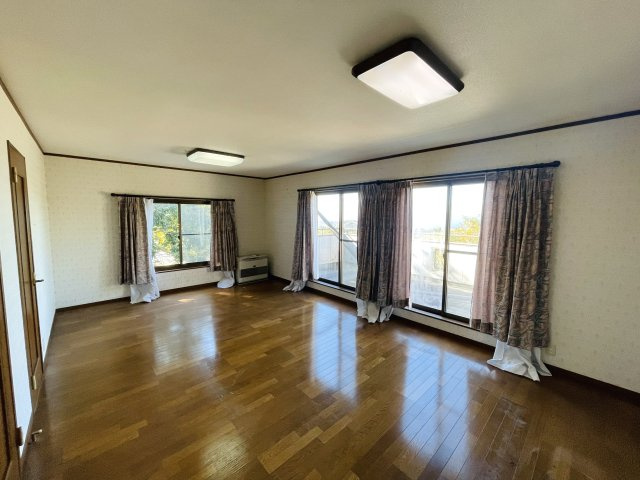 12帖の広々とした洋室はドアが2か所あるので仕切って2部屋にするのも◎