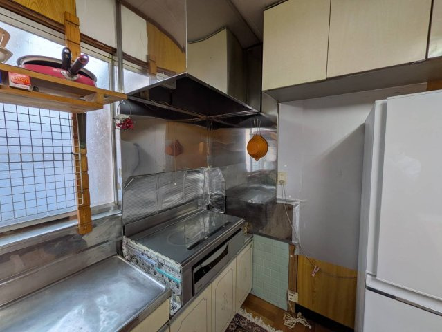 コンロ周りは使いやすい配置となっており、調理動線にも配慮された設計です。作業スペースも確保されているため、下ごしらえから調理までスムーズに行えます。壁面はお手入れしやすく、日々の掃除のしやすさも魅力。