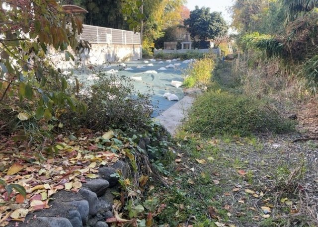 土地の面積＝住宅面積ではありません。建ぺい率の問題などで、土地のある場所によって住宅を建てられる面積は限られています。高さもしかり、「土地」という言葉の中には、建築条件も含まれると考えておきましょう。
